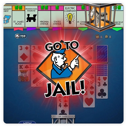 Een digitaal spelscherm met een Monopoly-thema. Een felgekleurd 'GA NAAR DE GEVANGENIS!' bord wordt weergegeven met een cartoonachtige politieagent die wijst. Op de achtergrond is een solitaire kaartspel met rode en zwarte kaarten te zien, wat een speelse en aantrekkelijke sfeer creëert.