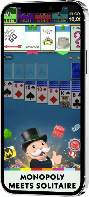 Screenshot van een spel dat Monopoly en Solitaire combineert. De kaarten liggen in Solitaire-stijl, met Monopoly-elementen zoals Boardwalk en Luxury Tax zichtbaar. Meneer Monopoly staat onderaan, omringd door Monopoly-geld en -pionnen. De tekst luidt 'Monopoly ontmoet Solitaire'.